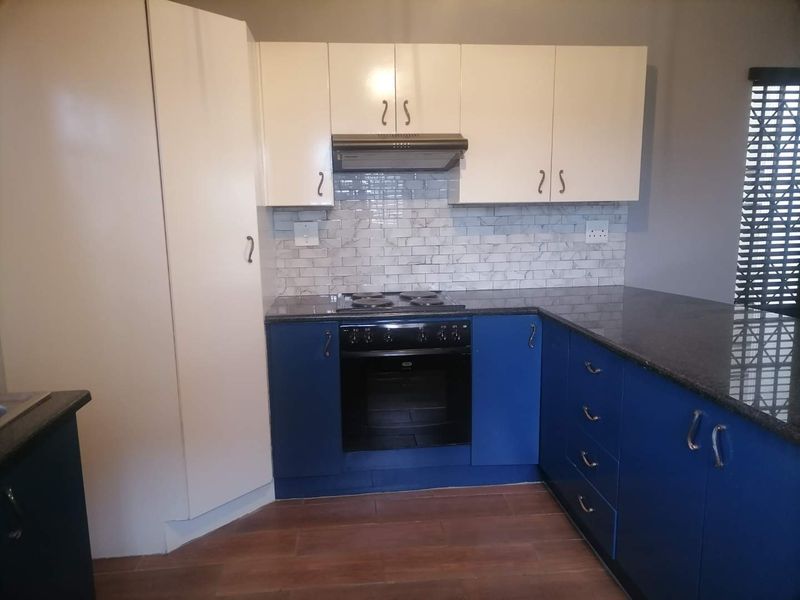 **Charming 2-Bedroom Townhouse with Modern Amenities** - Photo 4