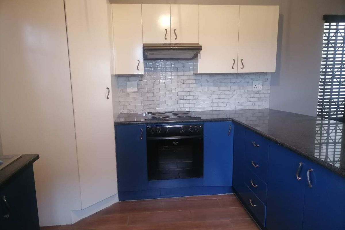 **Charming 2-Bedroom Townhouse with Modern Amenities** - Photo 4