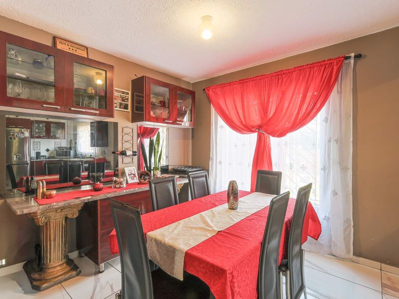Spacious 3 Bedroom Family Home with Income-Generating Flatlets - Photo 5