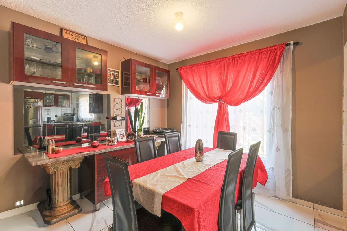Spacious 3 Bedroom Family Home with Income-Generating Flatlets - Photo 5