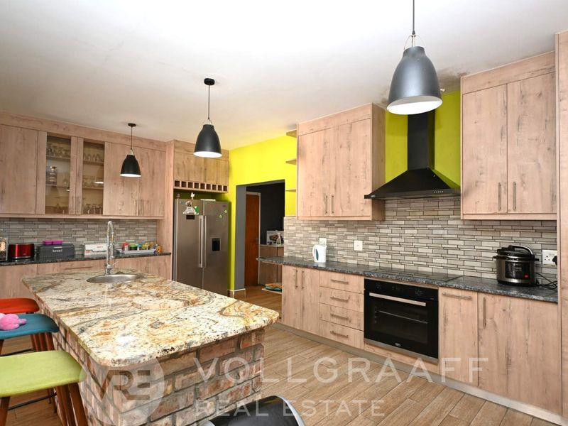 Spacious Double-Storey Family Home | Mile 4, Swakopmund - Photo 3