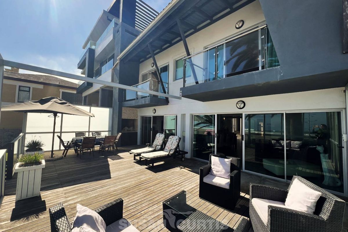 BEACHFRONT HOUSE - Photo 2