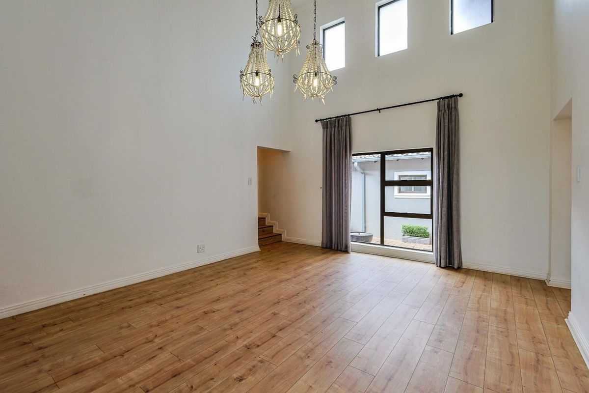 Stunning 5-Bedroom Family Home to Rent in Silver Lakes Golf Estate - Photo 3