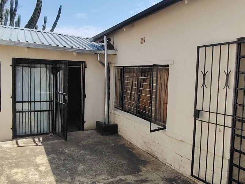 STUDENT ACCOMODATION 11 ROOMS  - RUNNING CONCERN - VERY CLOSE PROXIMITY TO UJ - OPEN TO REASONABLE OFFERS - Photo 2