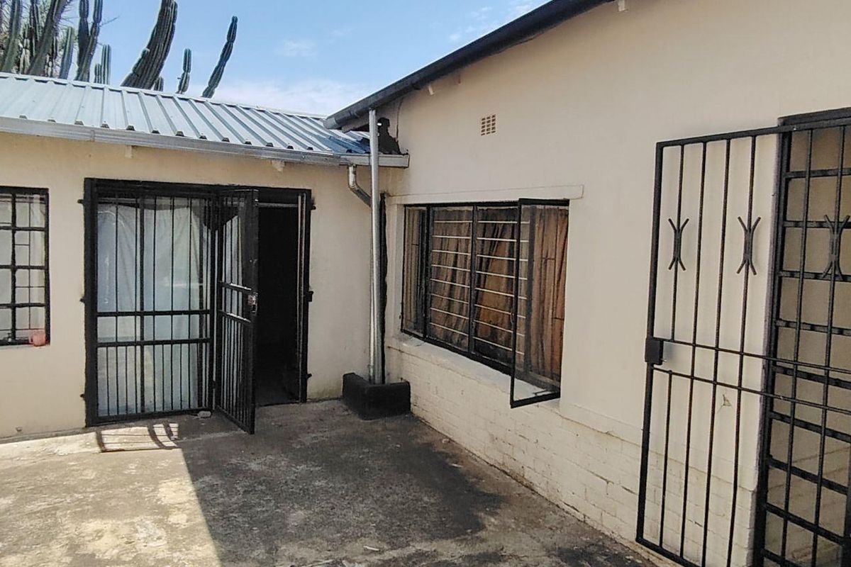 STUDENT ACCOMODATION 11 ROOMS  - RUNNING CONCERN - VERY CLOSE PROXIMITY TO UJ - OPEN TO REASONABLE OFFERS - Photo 2