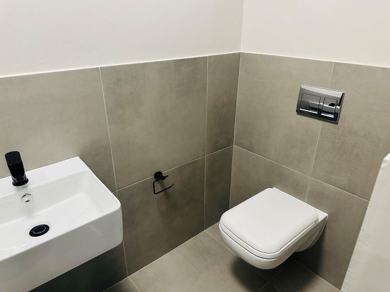 Contemporary Ground-Floor Unit with 24-Hour Security - 1 June 2026 - Photo 6
