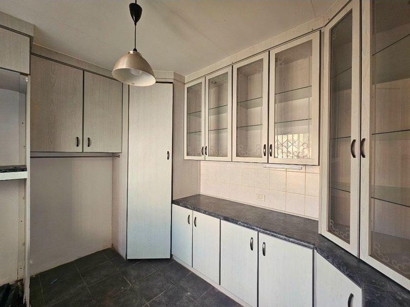 Elevated 3-Bed Family Home with Flatlet, Beautiful Kitchen & Panoramic Despatch Views - Photo 3