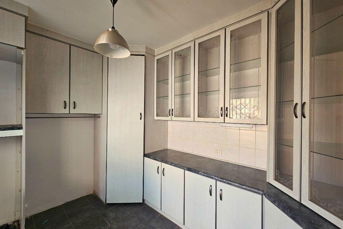 Elevated 3-Bed Family Home with Flatlet, Beautiful Kitchen & Panoramic Despatch Views - Photo 3