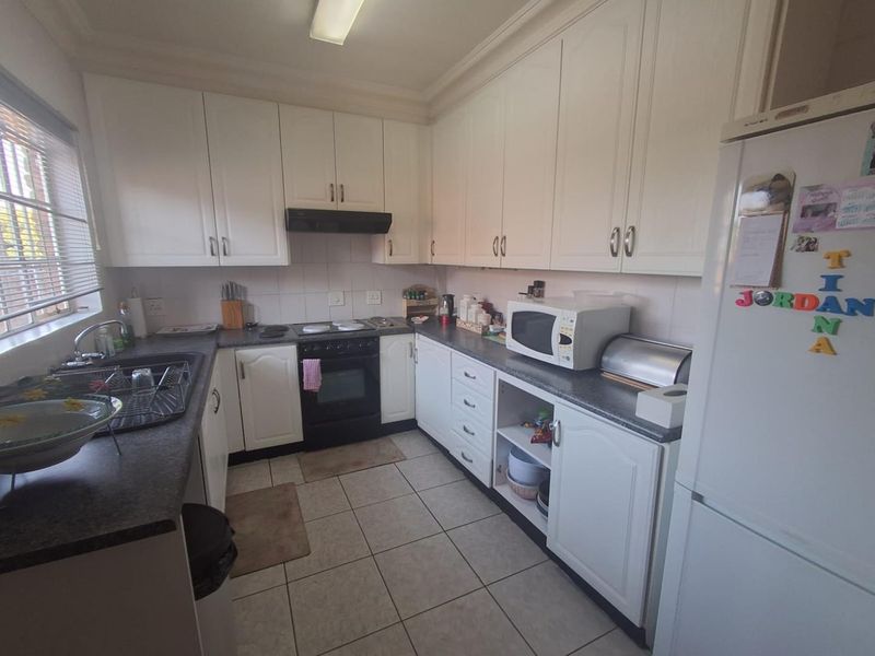 PET FRIENDLY DUPLEX IN CONSTANTIA COMPLEX - Photo 9