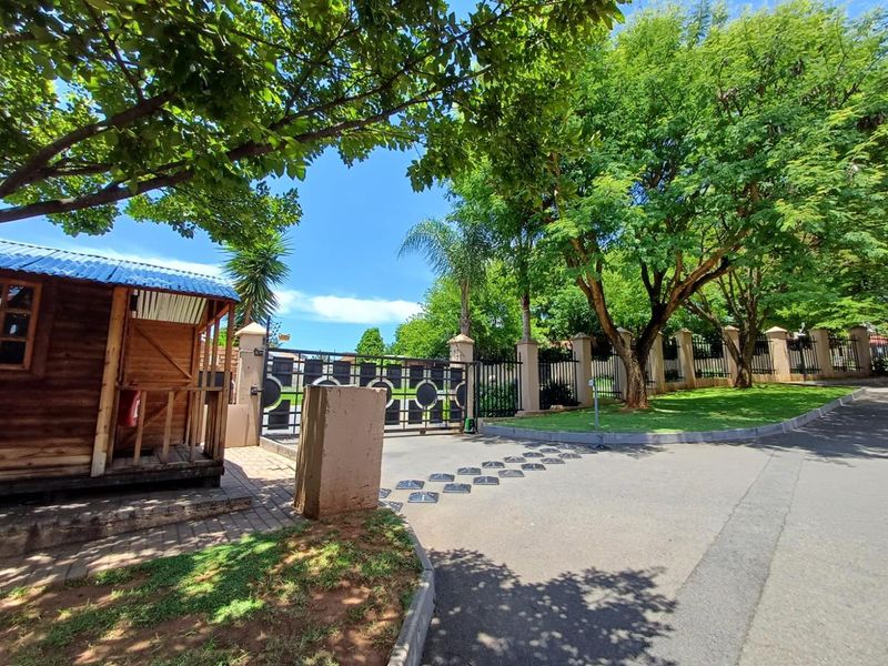 Charming Pet-Friendly Duplex with Enclosed Garden - Photo 2