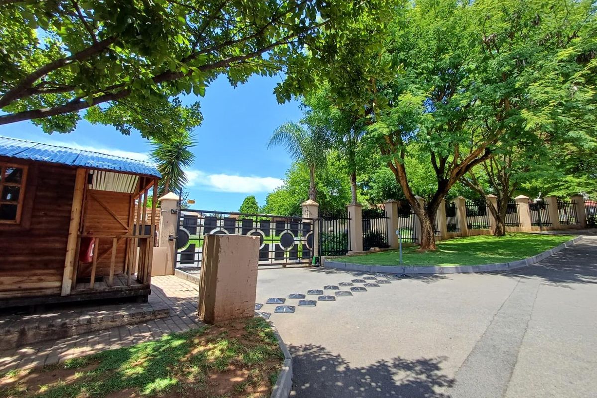 Charming Pet-Friendly Duplex with Enclosed Garden - Photo 2