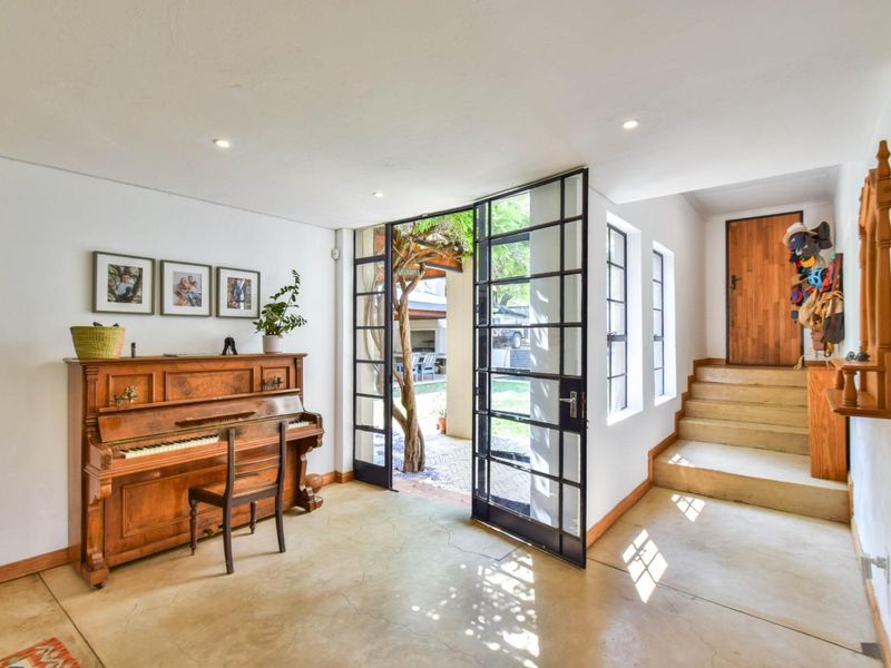 SUPERB AND MUCH LOVED HOME IN OLD FAERIE GLEN - Photo 2