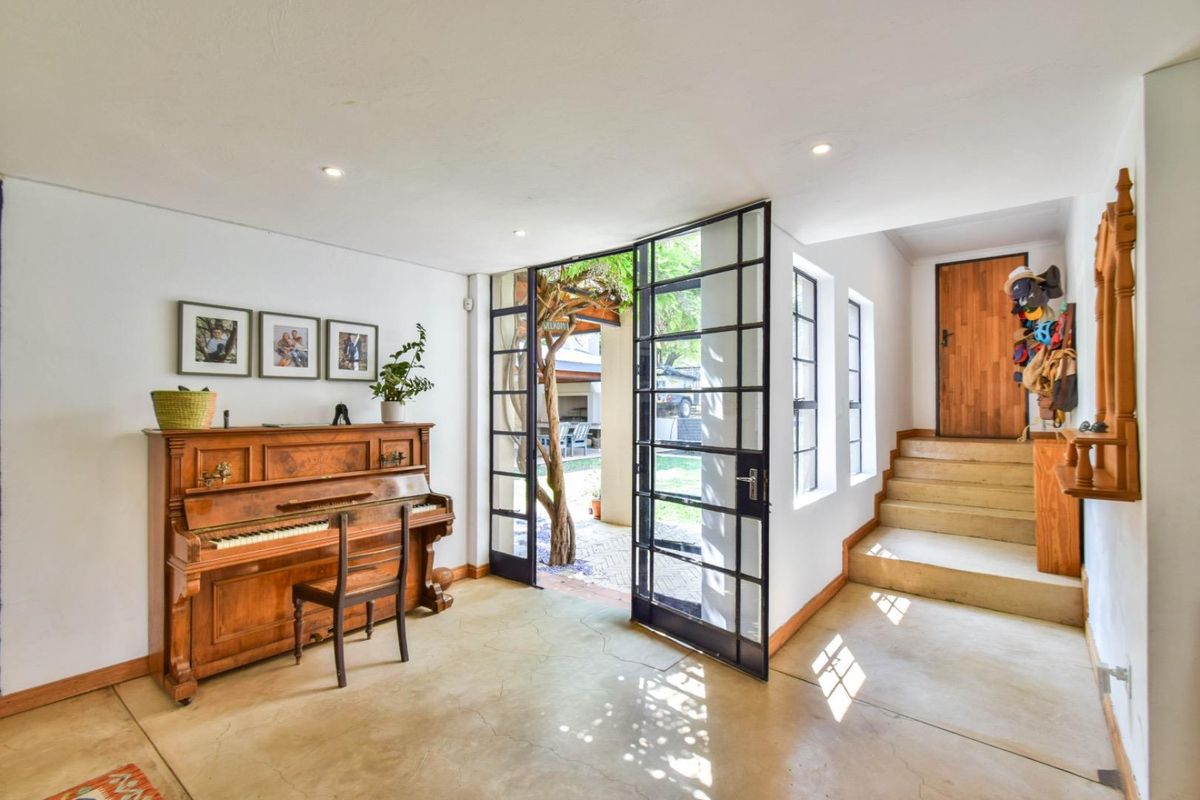 SUPERB AND MUCH LOVED HOME IN OLD FAERIE GLEN - Photo 2