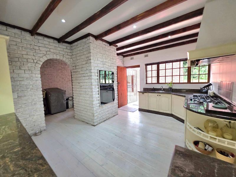 Large 4 Bedroom Family Home in Schooling Suburb of Hillcrest! - Photo 6