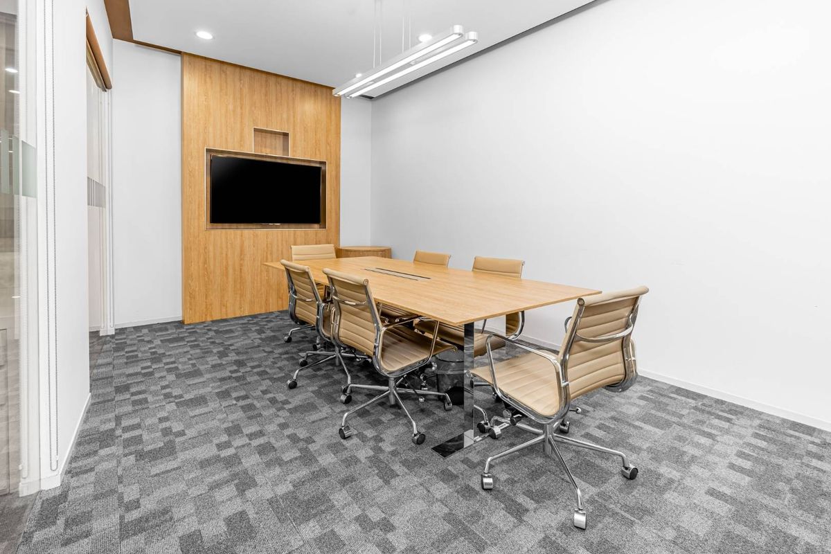 Fully serviced open plan office space for you and your team in Regus Mushroom Farm Retail Centre - Photo 5