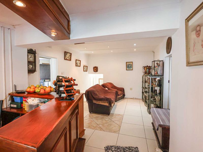 ENTERTAINER'S DREAM WITH INCOME-PRODUCING GRANNY FLAT! - Photo 4