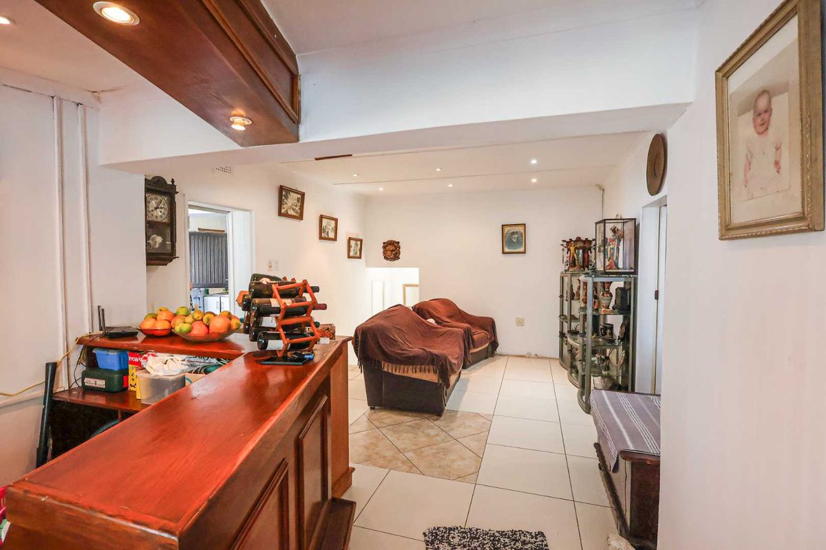 ENTERTAINER'S DREAM WITH INCOME-PRODUCING GRANNY FLAT! - Photo 4
