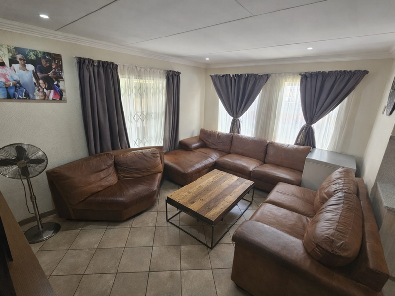 Discover your new home, modern and secure 3 bed in a secure estate - Photo 3