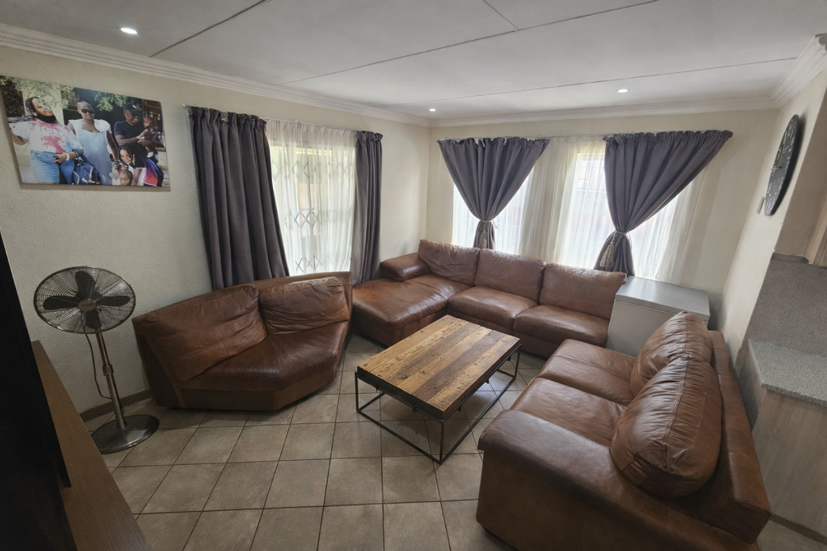 Discover your new home, modern and secure 3 bed in a secure estate - Photo 3