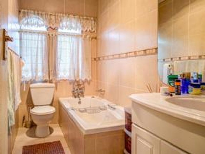 Enchanting Family Home - Glen Marais - Photo 9