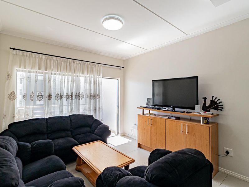 Elegant First-Floor Apartment with Lift Access - Photo 3