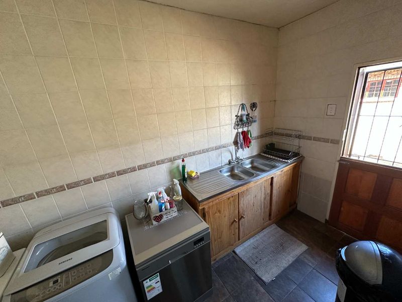 Charming 4 bedroom home with income-generating flat in Glencoe - Photo 5