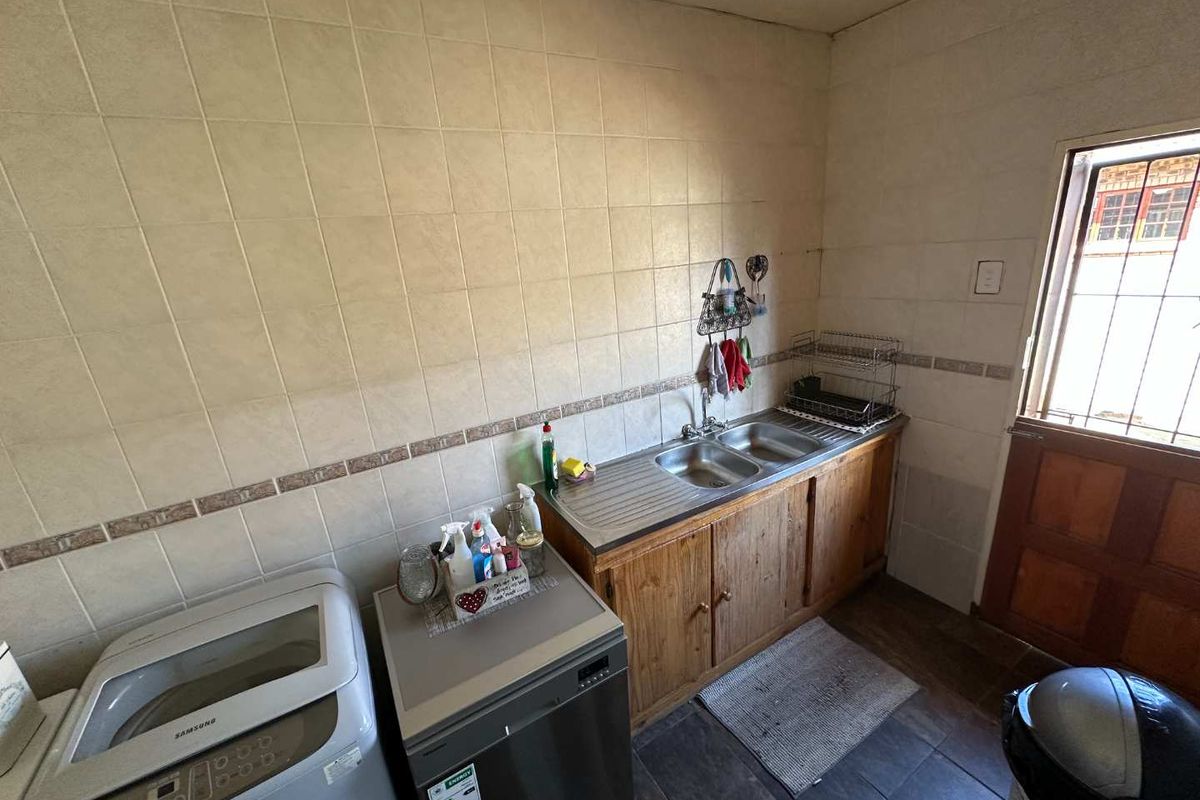 Charming 4 bedroom home with income-generating flat in Glencoe - Photo 5