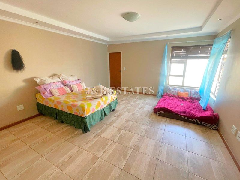 Modern 3-Bedroom House - Photo 4