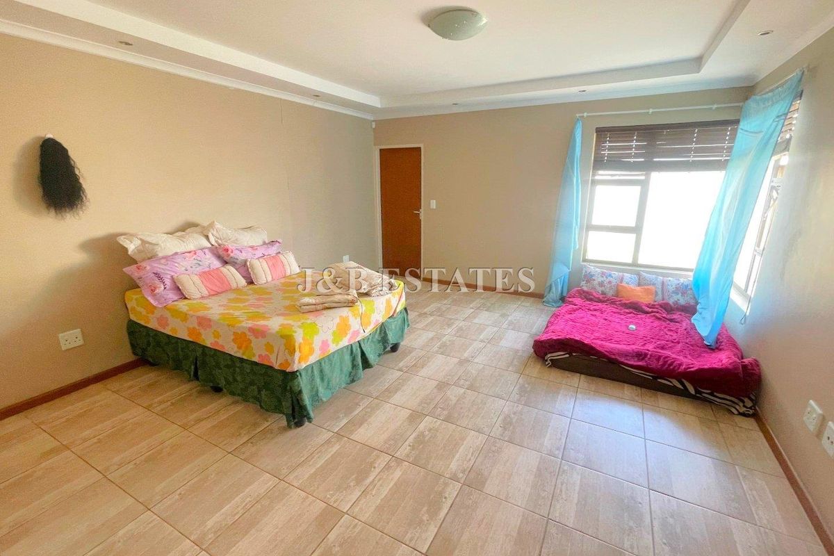 Modern 3-Bedroom House - Photo 4