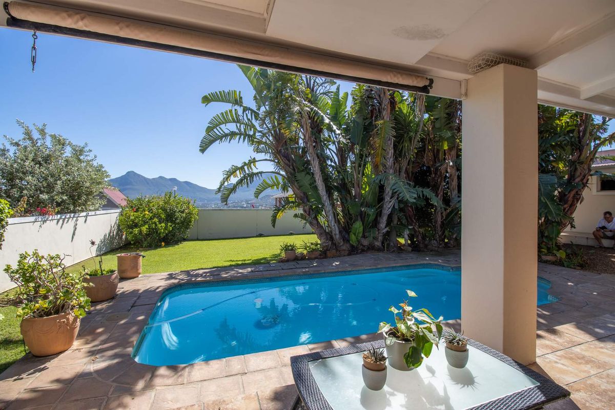 Spacious Private Family Living with Income-Generating Flat in Capri Village! - Photo 2