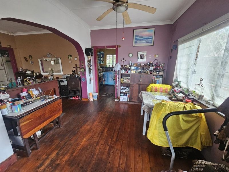 Unique home with pleasant elevated views - Photo 6