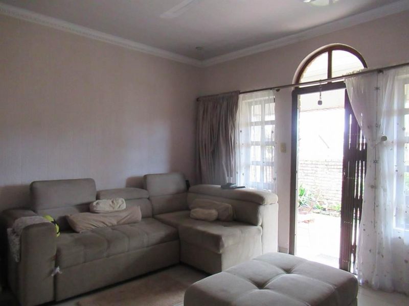 Charming 3-Bedroom Townhouse for Rent in Arboretum - Photo 7
