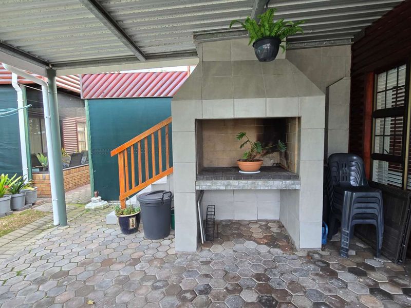 Refurbished Townhouse with bachelors flat - Photo 2