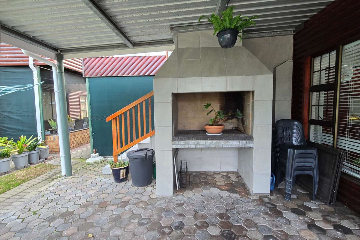 Refurbished Townhouse with bachelors flat - Photo 2