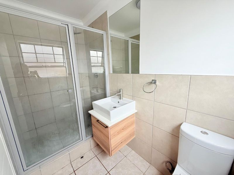 Elegant Living: 3-Bedroom Oasis in Octave Complex - Photo 10