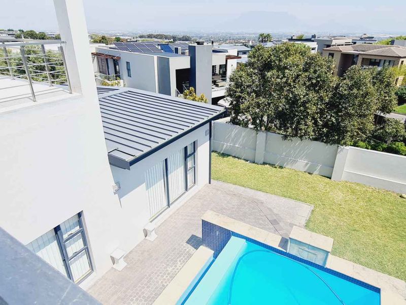 Elevated Luxury Living in Baronetcy Estate — A Spectacular 5-Bedroom Residence with Uninterrupted Table Mountain Views - Photo 3