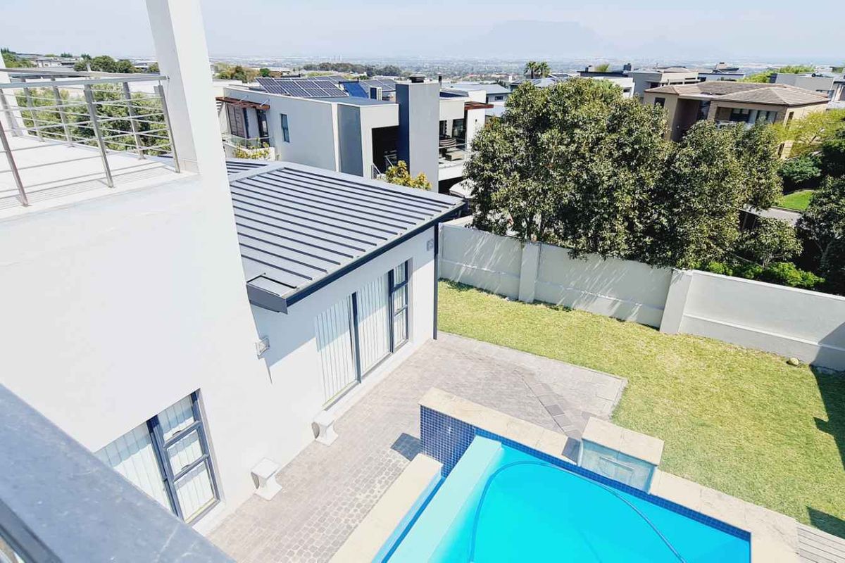 Elevated Luxury Living in Baronetcy Estate — A Spectacular 5-Bedroom Residence with Uninterrupted Table Mountain Views - Photo 3