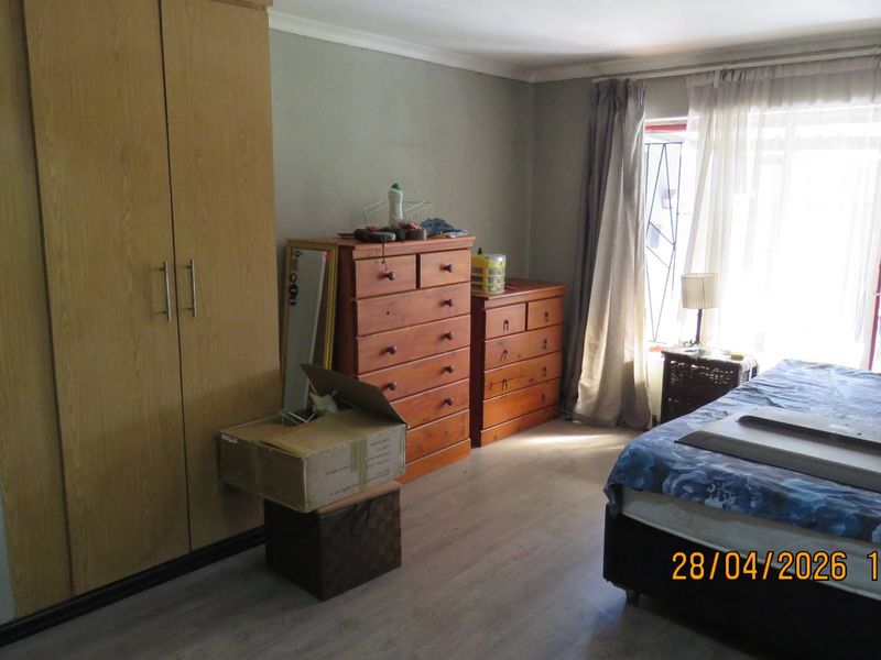 Spacious Family Living with Flexible Flatlet Potential - Photo 10