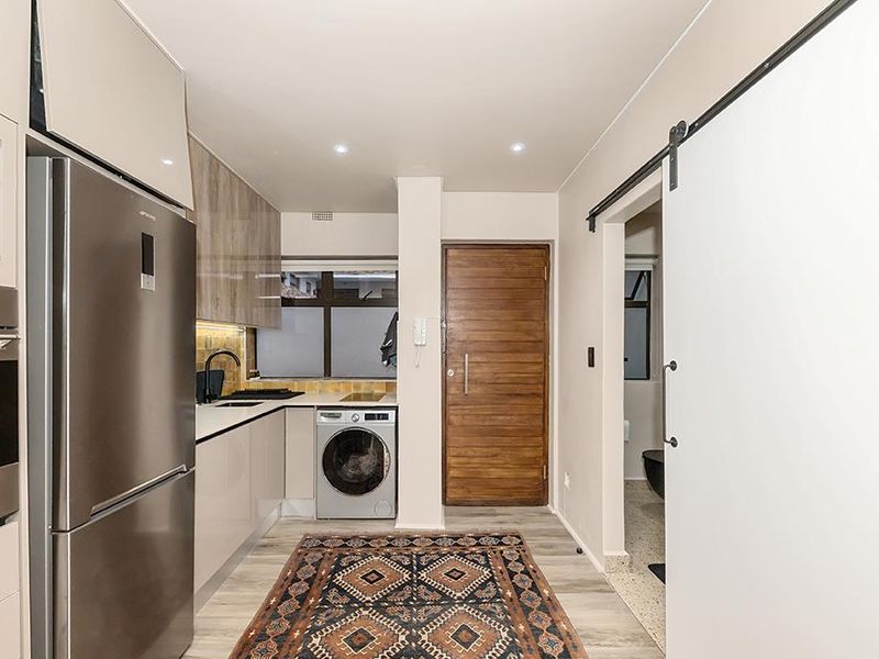 Fully furnished, luxury beachfront studio with parking - Photo 8