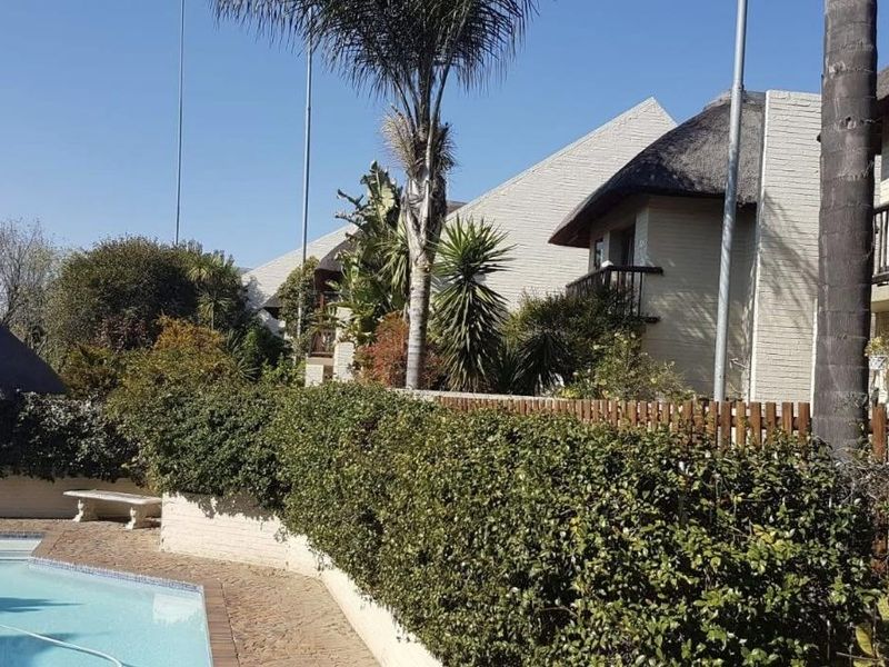 Spacious Loft Apartment in Secure Paulshof Complex - Photo 4