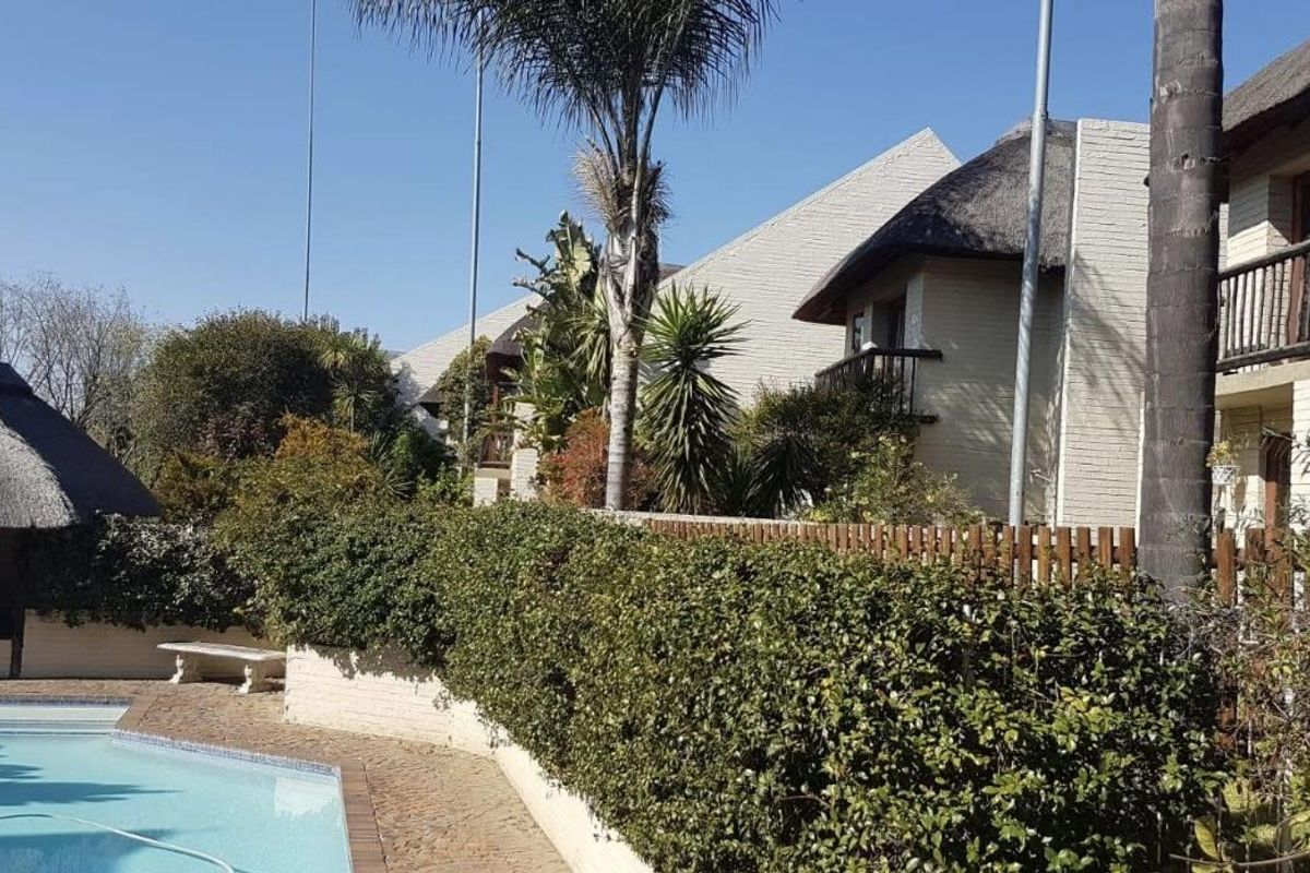 Spacious Loft Apartment in Secure Paulshof Complex - Photo 4