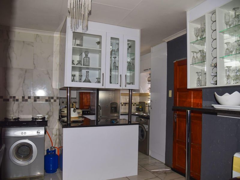 Clayville - R 960 000 Lovely Home ! - Photo 5