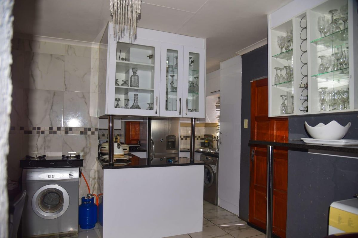 Clayville - R 960 000 Lovely Home ! - Photo 5