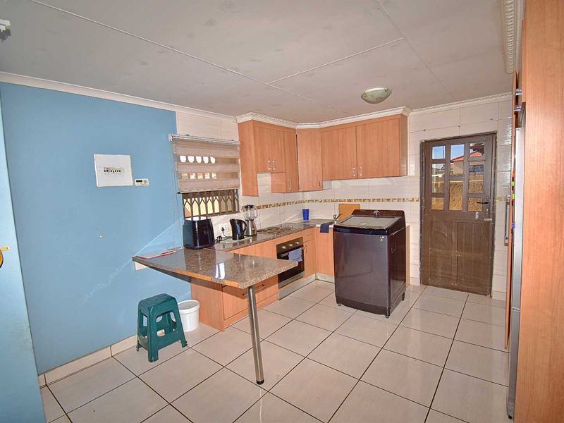 3 Bedroom, 2 Bathroom Home - Photo 3