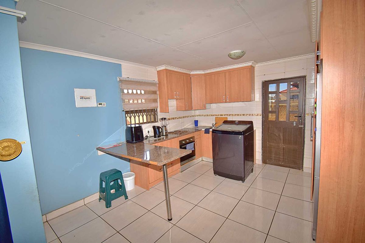 3 Bedroom, 2 Bathroom Home - Photo 3