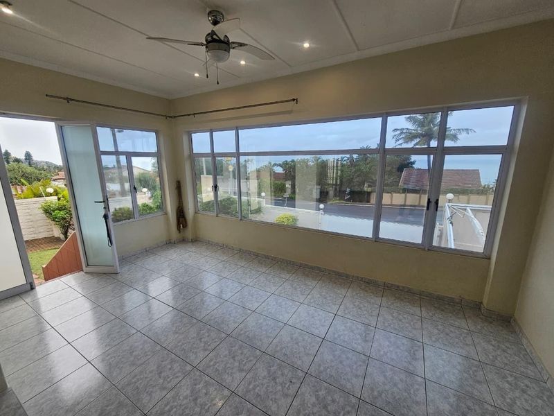 Marine Drive Home Plus Modern Office - Photo 4
