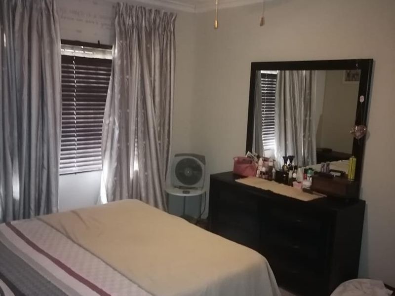 Discover Your Dream Home in Escombe! - Photo 9