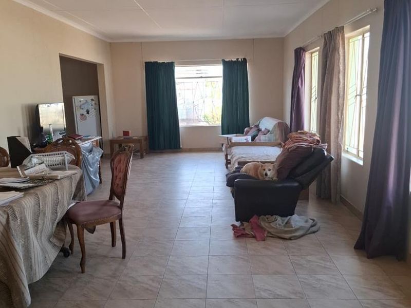 One Level Family Home with Modern Finishes for Sale in Suiderhof. - Photo 2