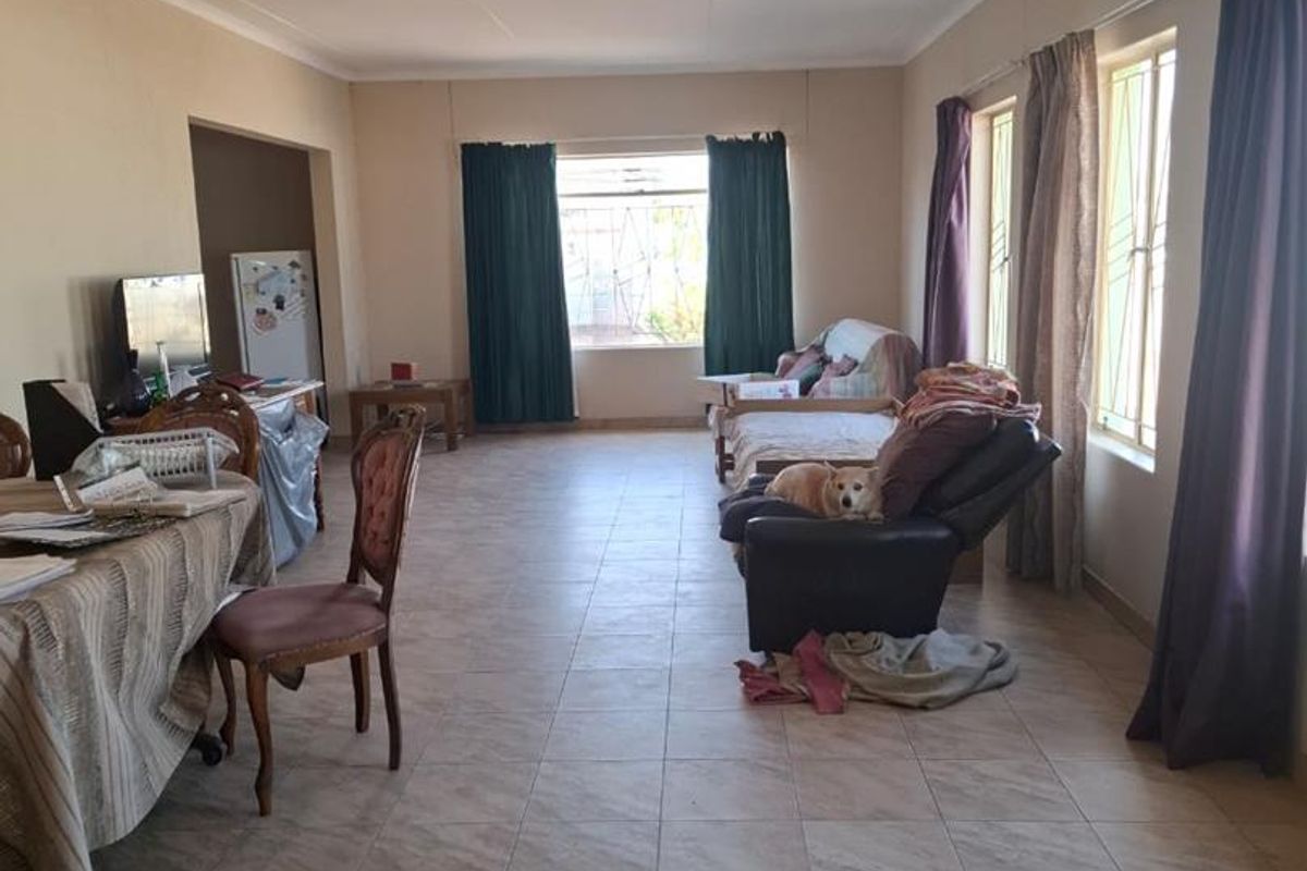 One Level Family Home with Modern Finishes for Sale in Suiderhof. - Photo 2