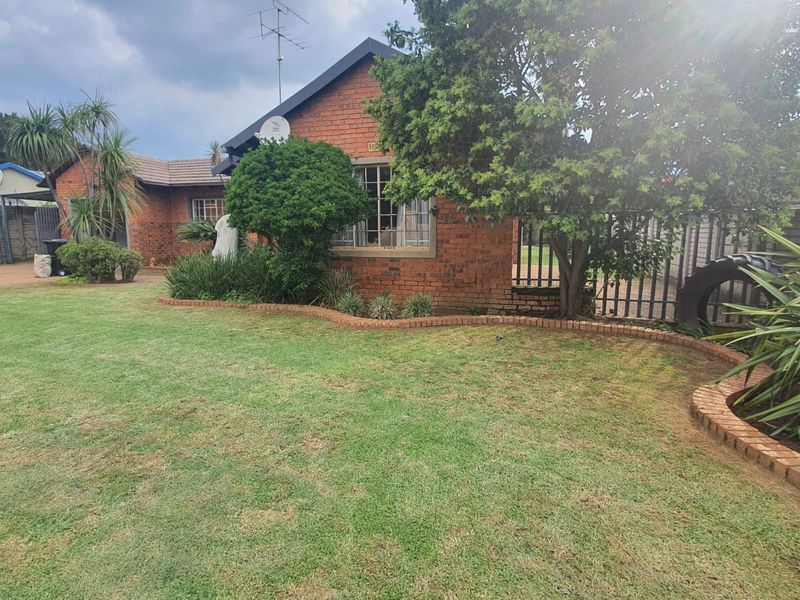 Well kept family home in established area - Photo 4